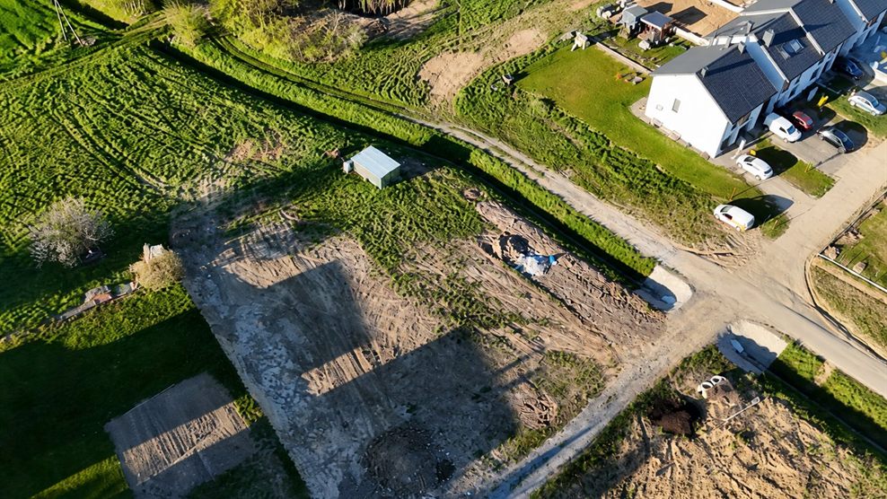 Widok z lotu ptaka na inwestycję Osiedle Mój Gaj - Miłe Kąty i sąsiednią zabudowę